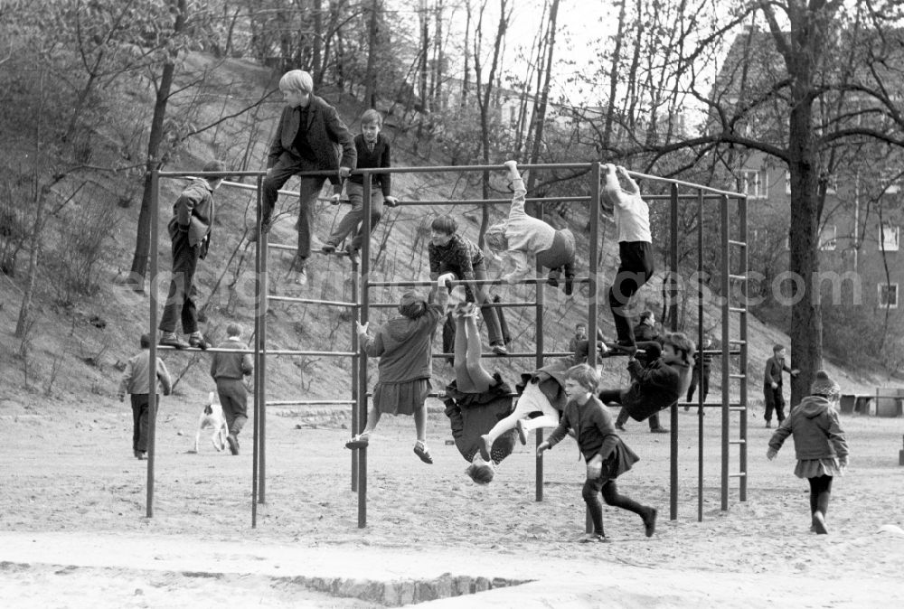 GDR image archive: Berlin - Children playing on a climbing scaffold on a playground in Berlin, the former capital of the GDR, German Democratic Republic