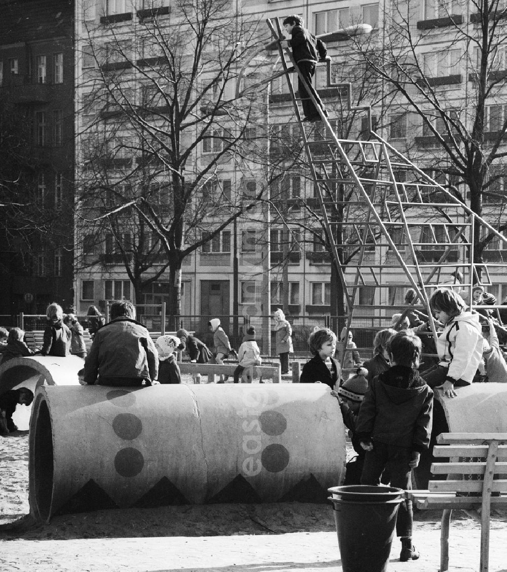 GDR image archive: Berlin - Children play on a playground in the national park Friedrich's grove in Berlin, the former capital of the GDR, German democratic republic