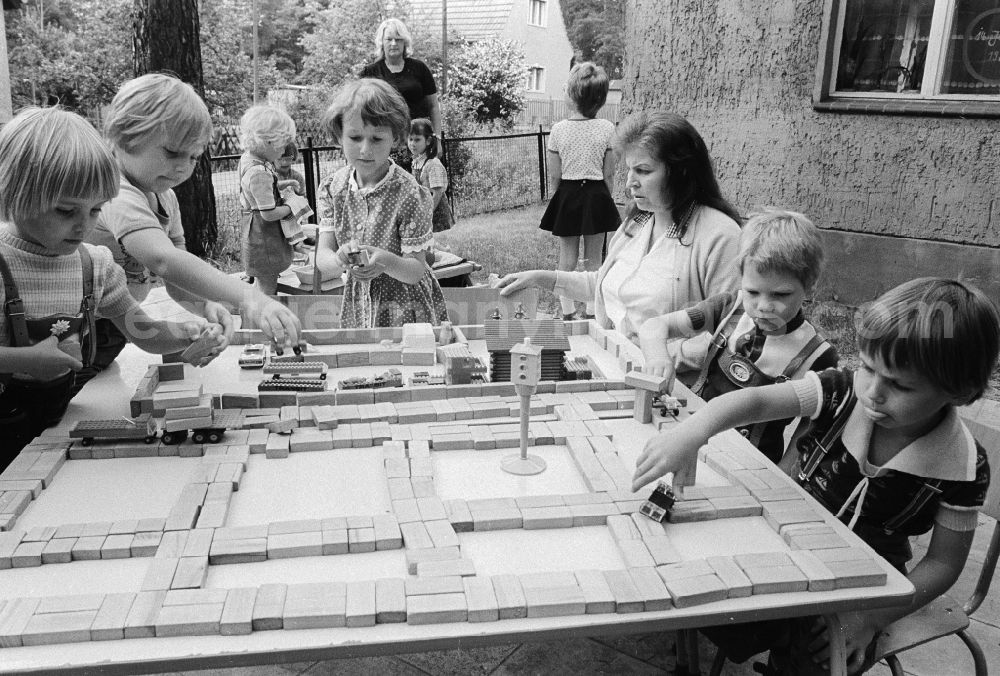 GDR picture archive: Schulzendorf - Children play outside in a child cooked in Schulzendorf in the federal state Brandenburg in the area of the former GDR, German democratic republic