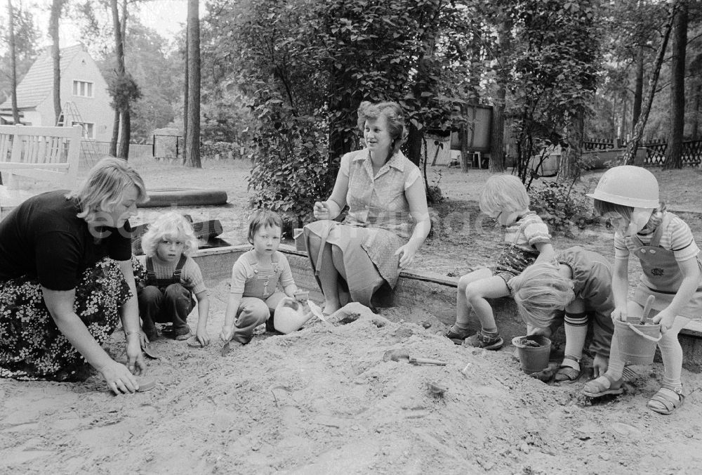 Schulzendorf: Children play outside in a child cooked in Schulzendorf in the federal state Brandenburg in the area of the former GDR, German democratic republic