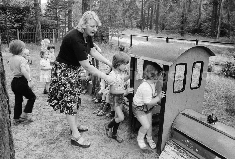 GDR image archive: Schulzendorf - Children play outside in a child cooked in Schulzendorf in the federal state Brandenburg in the area of the former GDR, German democratic republic