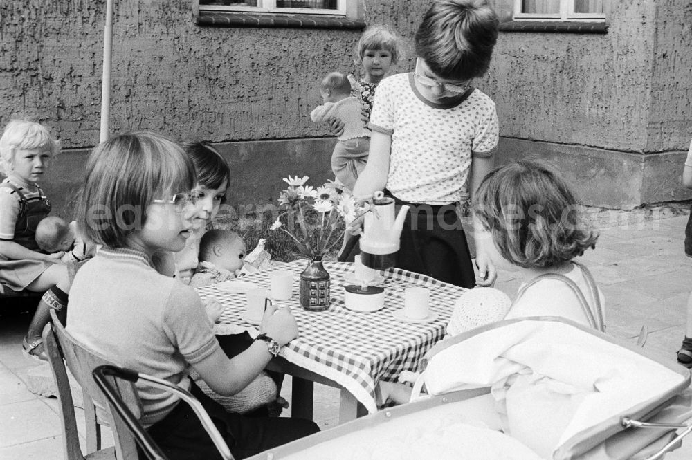 GDR photo archive: Schulzendorf - Children play outside in a child cooked in Schulzendorf in the federal state Brandenburg in the area of the former GDR, German democratic republic