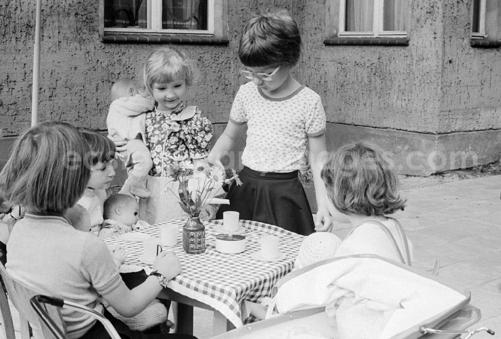 GDR picture archive: Schulzendorf - Children play outside in a child cooked in Schulzendorf in the federal state Brandenburg in the area of the former GDR, German democratic republic