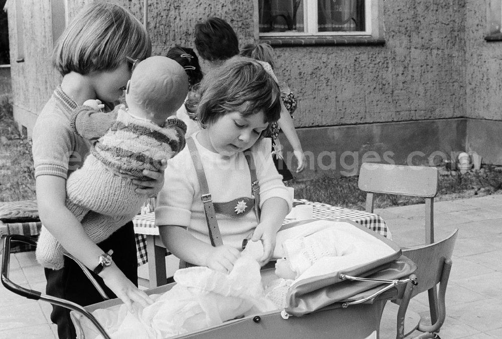 Schulzendorf: Children play outside in a child cooked in Schulzendorf in the federal state Brandenburg in the area of the former GDR, German democratic republic