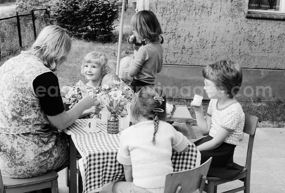 GDR image archive: Schulzendorf - Children play outside in a child cooked in Schulzendorf in the federal state Brandenburg in the area of the former GDR, German democratic republic