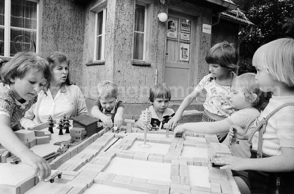 GDR photo archive: Schulzendorf - Children play outside in a child cooked in Schulzendorf in the federal state Brandenburg in the area of the former GDR, German democratic republic