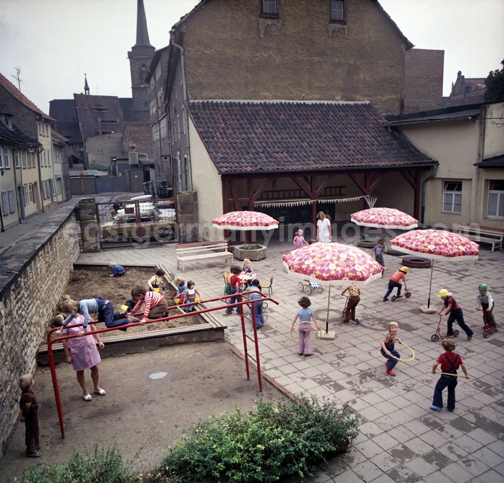 GDR image archive: Erfurt - Children playing in the courtyard of a kindergarten in Erfurt, Thuringia in the territory of the former GDR, German Democratic Republic