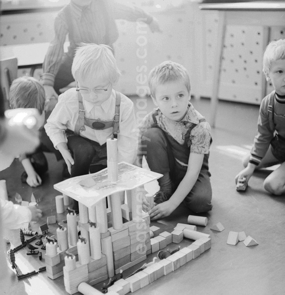 GDR picture archive: Berlin - Kids playing with wooden building blocks in Berlin