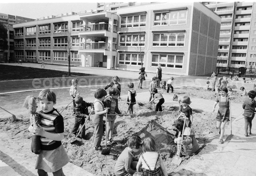 Berlin: Children play in the sandpit in the child cooked and build a sand castle in Berlin, the former capital of the GDR, German democratic republic