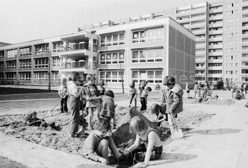 GDR image archive: Berlin - Children play in the sandpit in the child cooked and build a sand castle in Berlin, the former capital of the GDR, German democratic republic