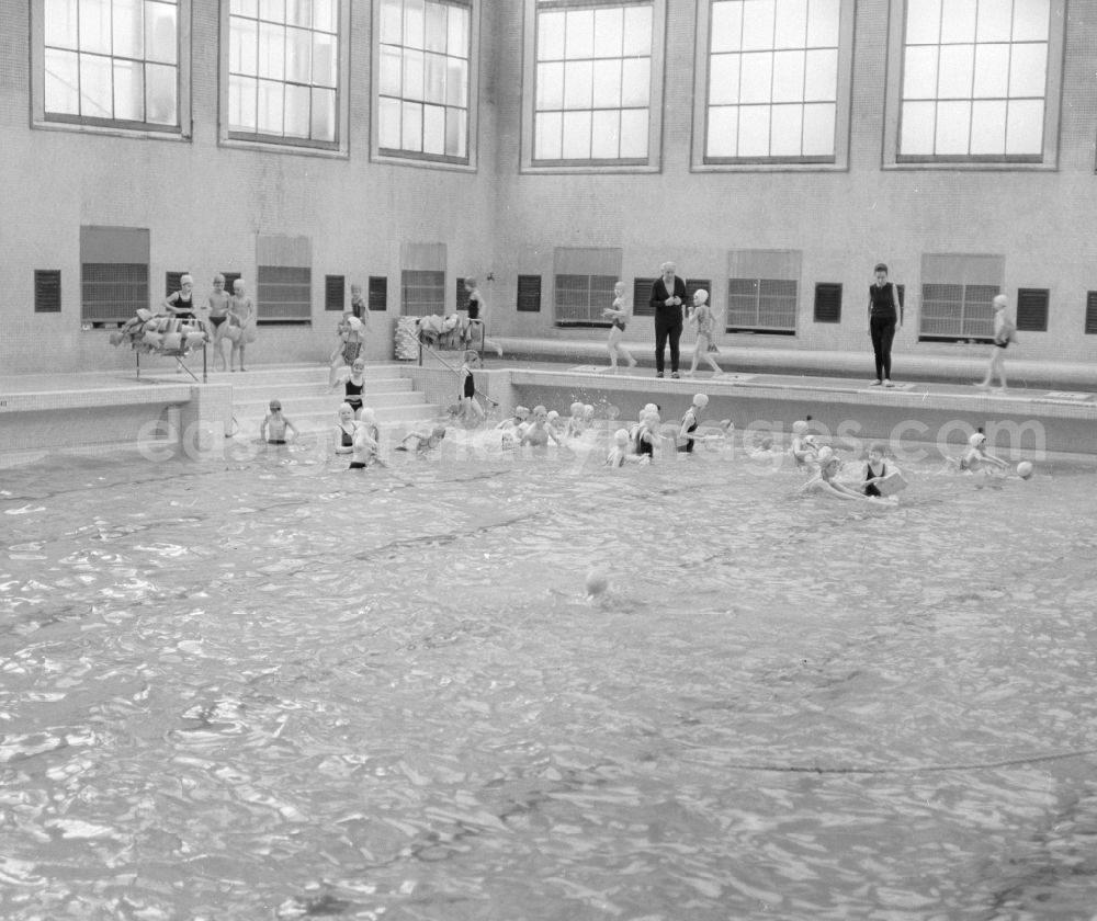 GDR image archive: Berlin - Children in the municipal baths in Mitte James Simon in Berlin, the former capital of the GDR, the German Democratic Republic