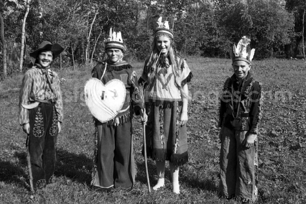 GDR image archive: Merseburg - Children dresses up as a cowboy and Indian in Merseburg in the federal state Saxony-Anhalt in Germany