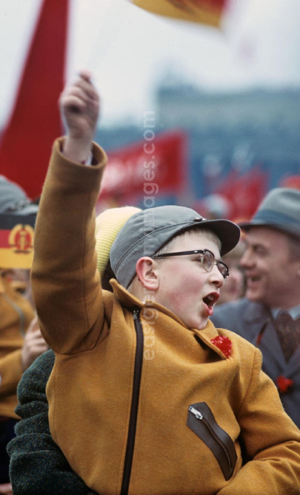 Berlin: Begeistert schwenkt ein Junge mit roter Nelke im Kragen zur traditionellen Demonstration am 1. Mai 197