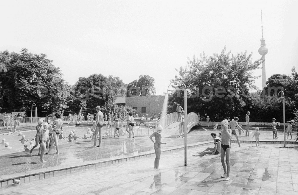 GDR image archive: Berlin - The outdoor swimming pool, child bath Monbijou in the Monbijou park in Berlin, the former capital of the GDR, German democratic republic