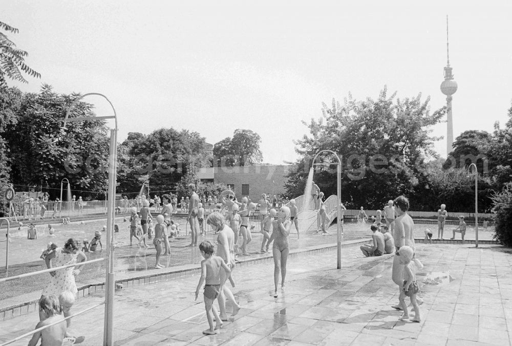 GDR photo archive: Berlin - The outdoor swimming pool, child bath Monbijou in the Monbijou park in Berlin, the former capital of the GDR, German democratic republic