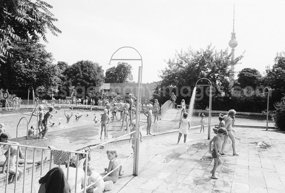GDR picture archive: Berlin - The outdoor swimming pool, child bath Monbijou in the Monbijou park in Berlin, the former capital of the GDR, German democratic republic