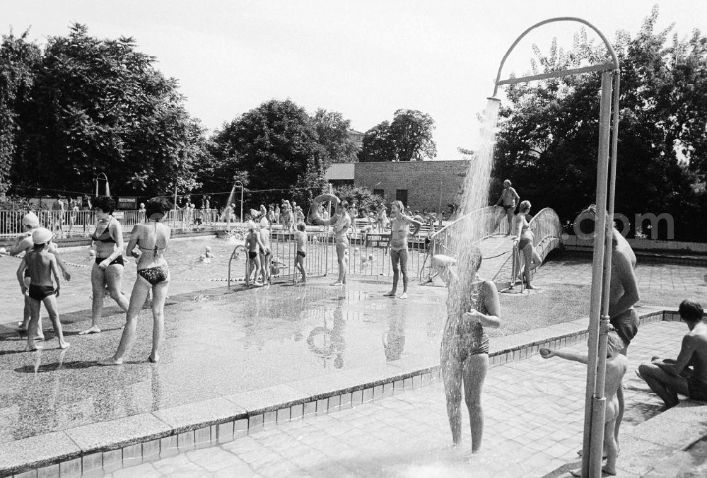 GDR image archive: Berlin - The outdoor swimming pool, child bath Monbijou in the Monbijou park in Berlin, the former capital of the GDR, German democratic republic