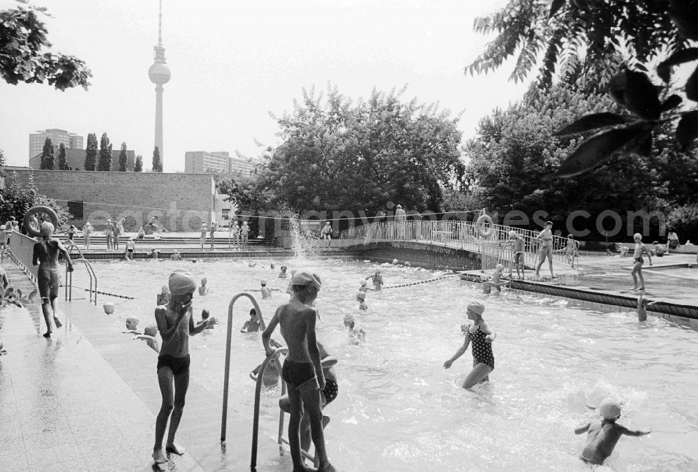 GDR picture archive: Berlin - The outdoor swimming pool, child bath Monbijou in the Monbijou park in Berlin, the former capital of the GDR, German democratic republic