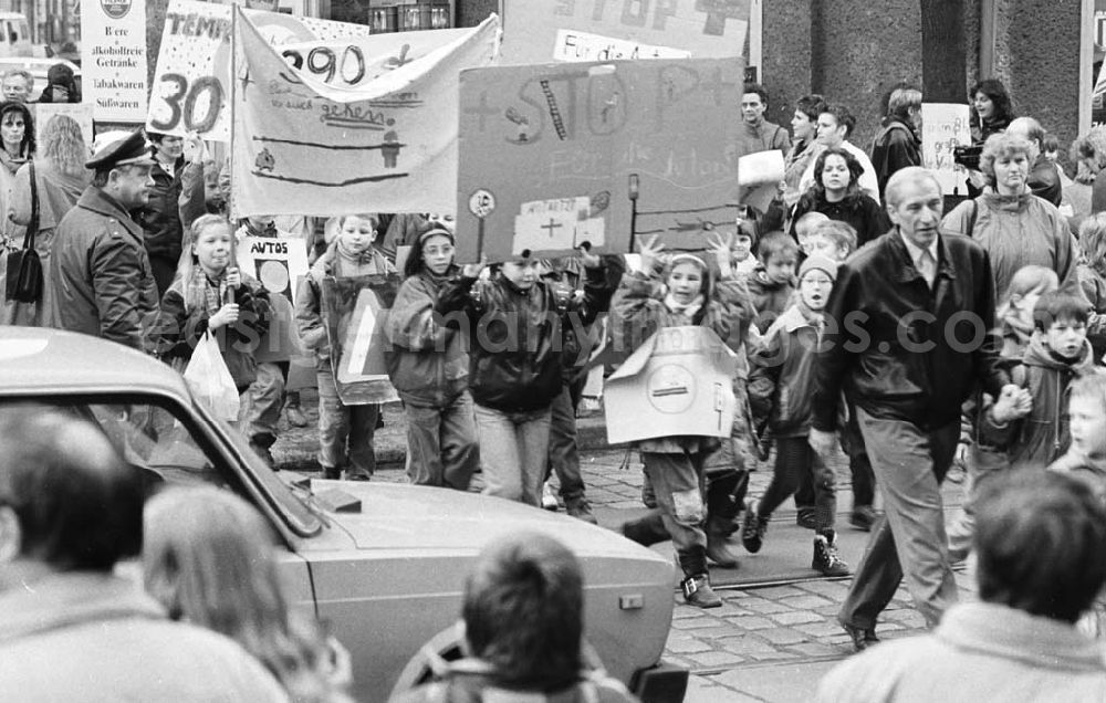 GDR photo archive: Berlin - Kinderdemonstration für eine Ampel in der Scharnweberstraße 12.02.92 Lange Umschlag 1992-6