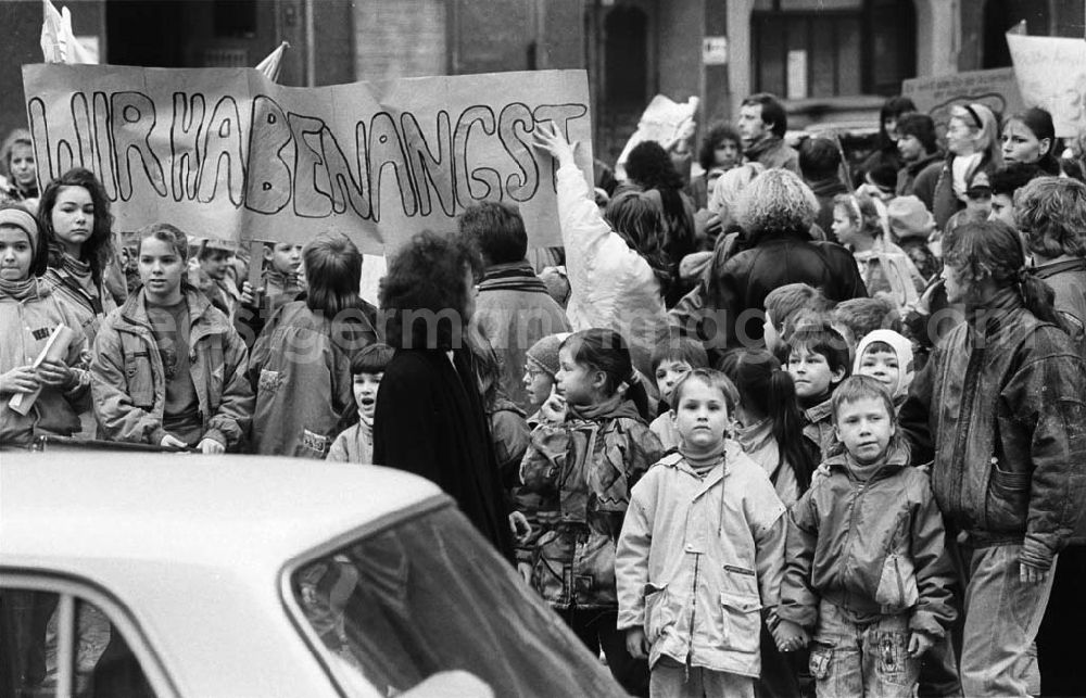 GDR photo archive: Berlin - Kinderdemonstration für eine Ampel in der Scharnweberstraße 12.02.92 Lange Umschlag 1992-6