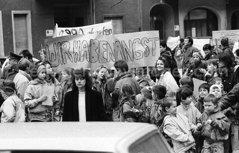 GDR picture archive: Berlin - Kinderdemonstration für eine Ampel in der Scharnweberstraße 12.02.92 Lange Umschlag 1992-6