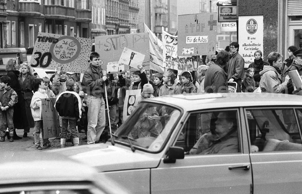 GDR picture archive: Berlin - Kinderdemonstration für eine Ampel in der Scharnweberstraße 12.02.92 Lange Umschlag 1992-6