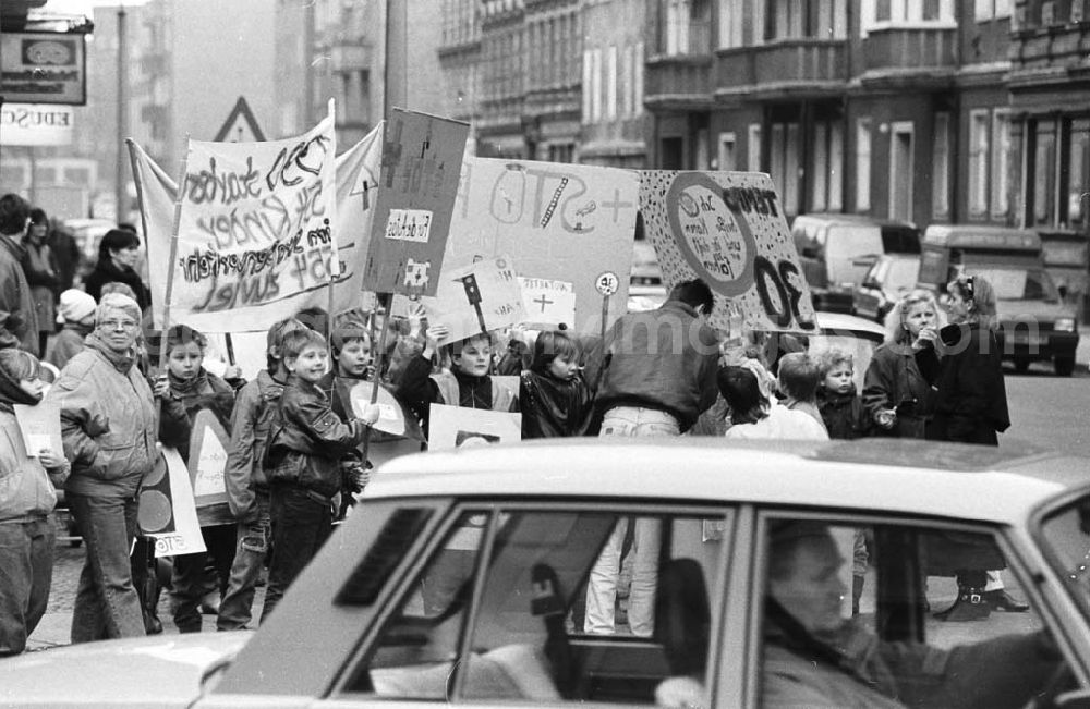 Berlin: Kinderdemonstration für eine Ampel in der Scharnweberstraße 12.02.92 Lange Umschlag 1992-6