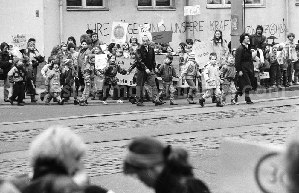 GDR image archive: Berlin - Kinderdemonstration für eine Ampel in der Scharnweberstraße 12.02.92 Lange Umschlag 1992-6