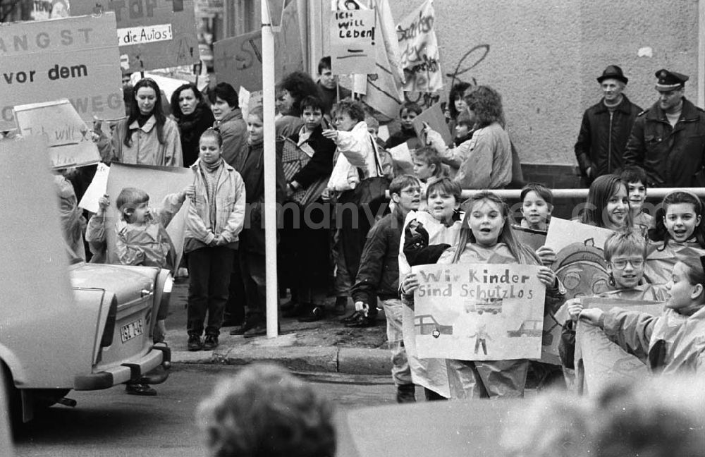 Berlin: Kinderdemonstration für eine Ampel in der Scharnweberstraße 12.02.92 Lange Umschlag 1992-6