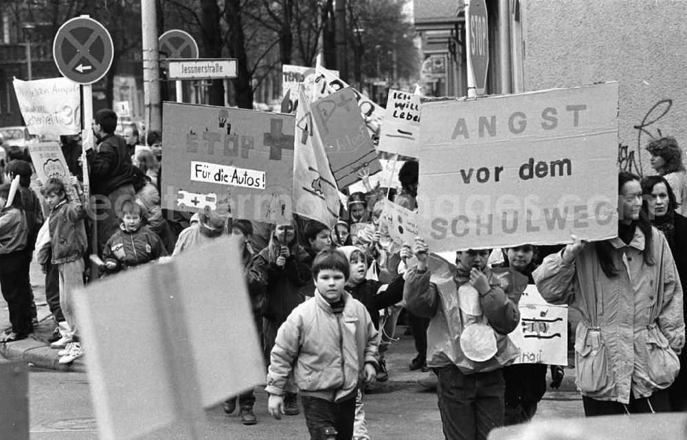 GDR image archive: Berlin - Kinderdemonstration für eine Ampel in der Scharnweberstraße 12.02.92 Lange Umschlag 1992-6