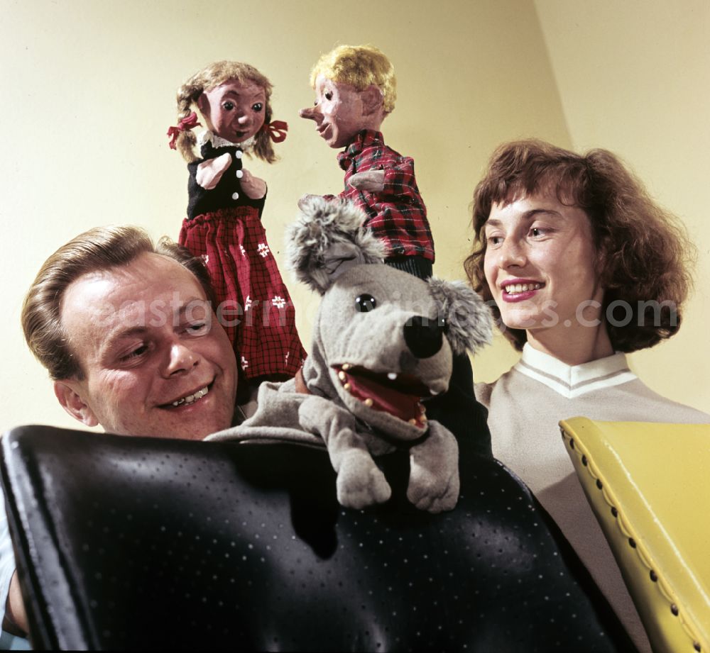 GDR picture archive: Berlin - Heinz and Ingeburg Fuelfe with the hand puppets Kruemel (girl), Flax (boy) and Struppi (dog) in East Berlin in the territory of the former GDR, German Democratic Republic