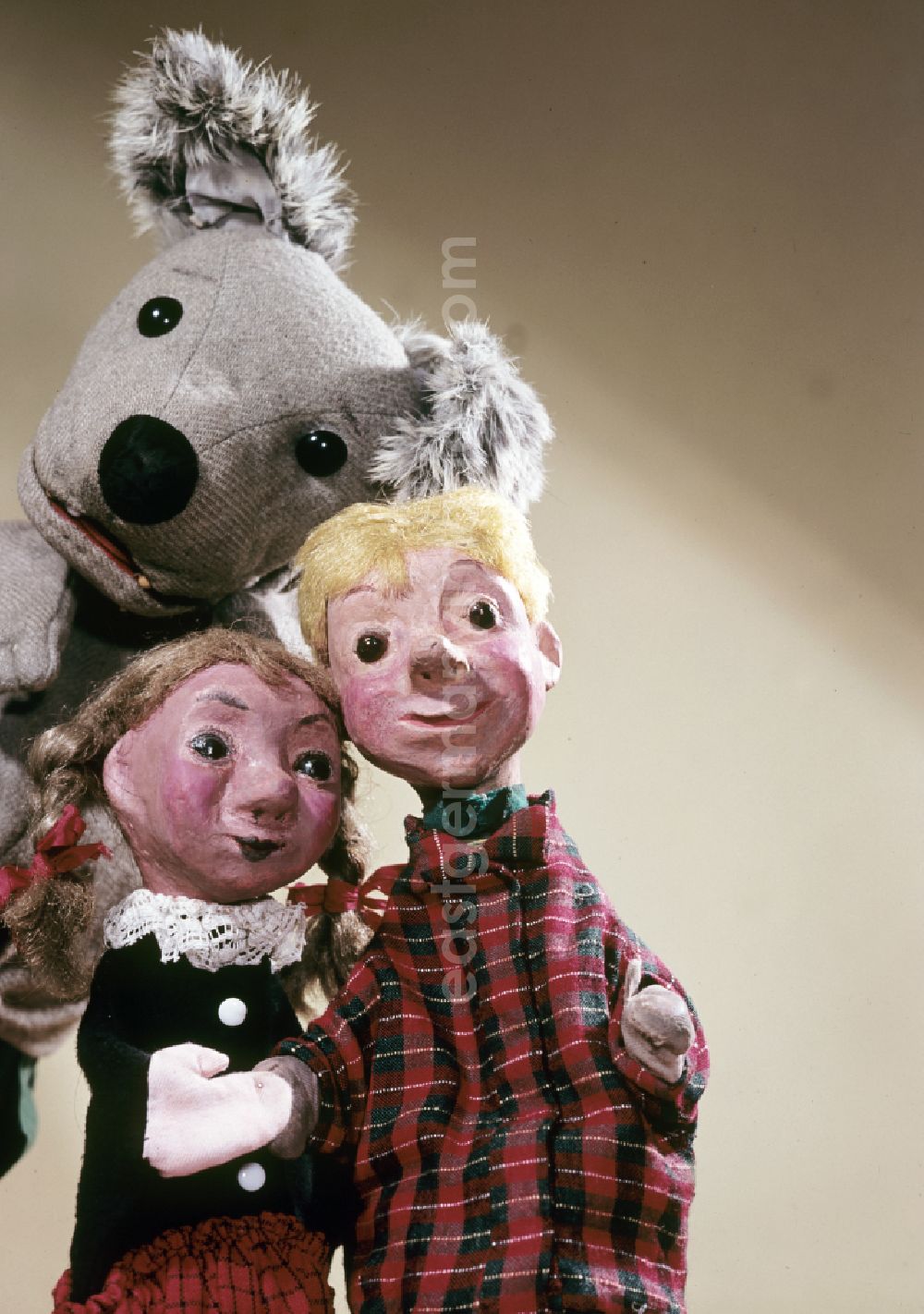 GDR image archive: Berlin - The hand puppets Kruemel (girl), Flax (boy) and Struppi (dog) in East Berlin in the territory of the former GDR, German Democratic Republic