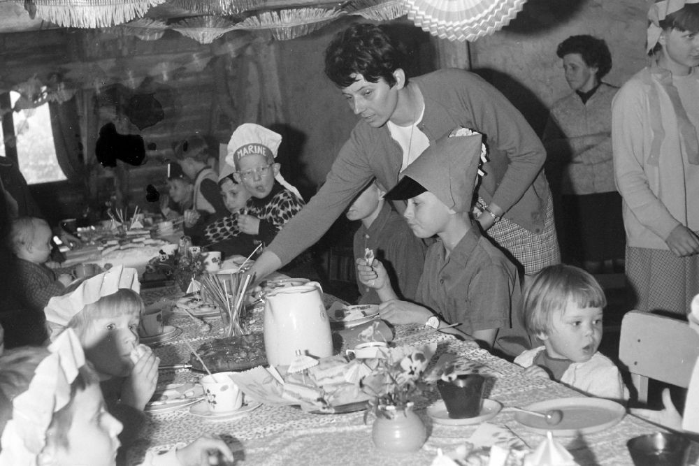 GDR photo archive: Berlin - Apartment building attic with children's party for Children's Day on Florastrasse in the Pankow district of Berlin East Berlin in the area of ??the former GDR, German Democratic Republic