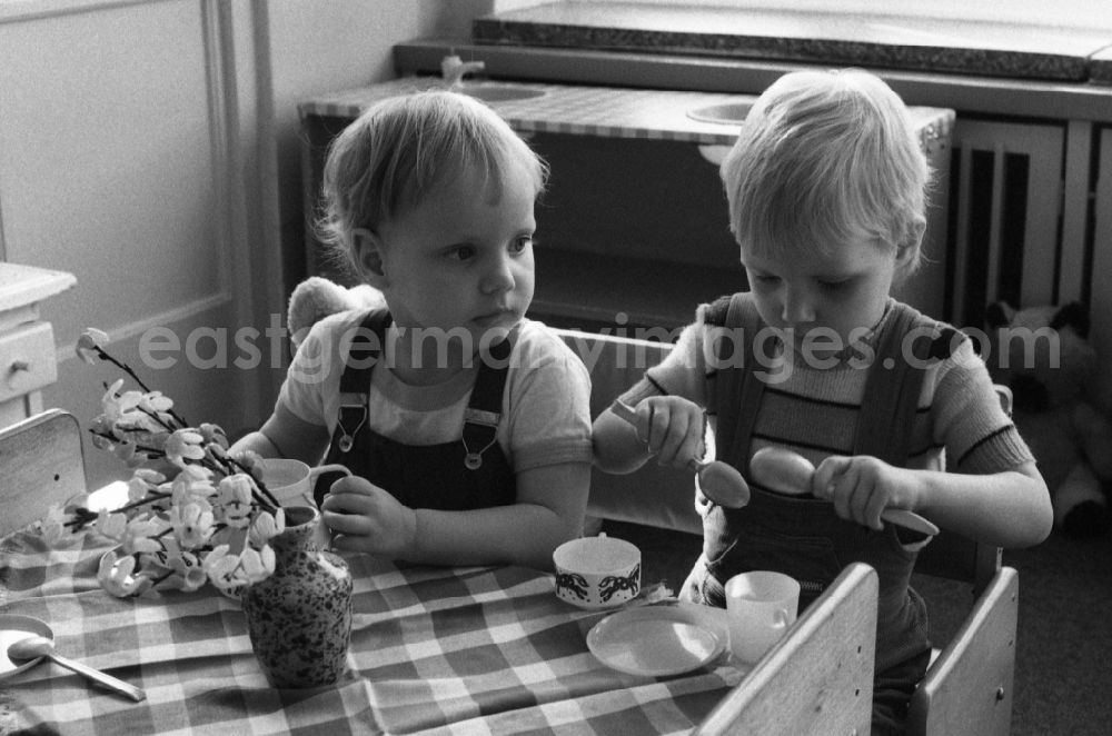 Berlin: Toddlers sit at a table in kindergarten for a meal in Berlin Eastberlin on the territory of the former GDR, German Democratic Republic