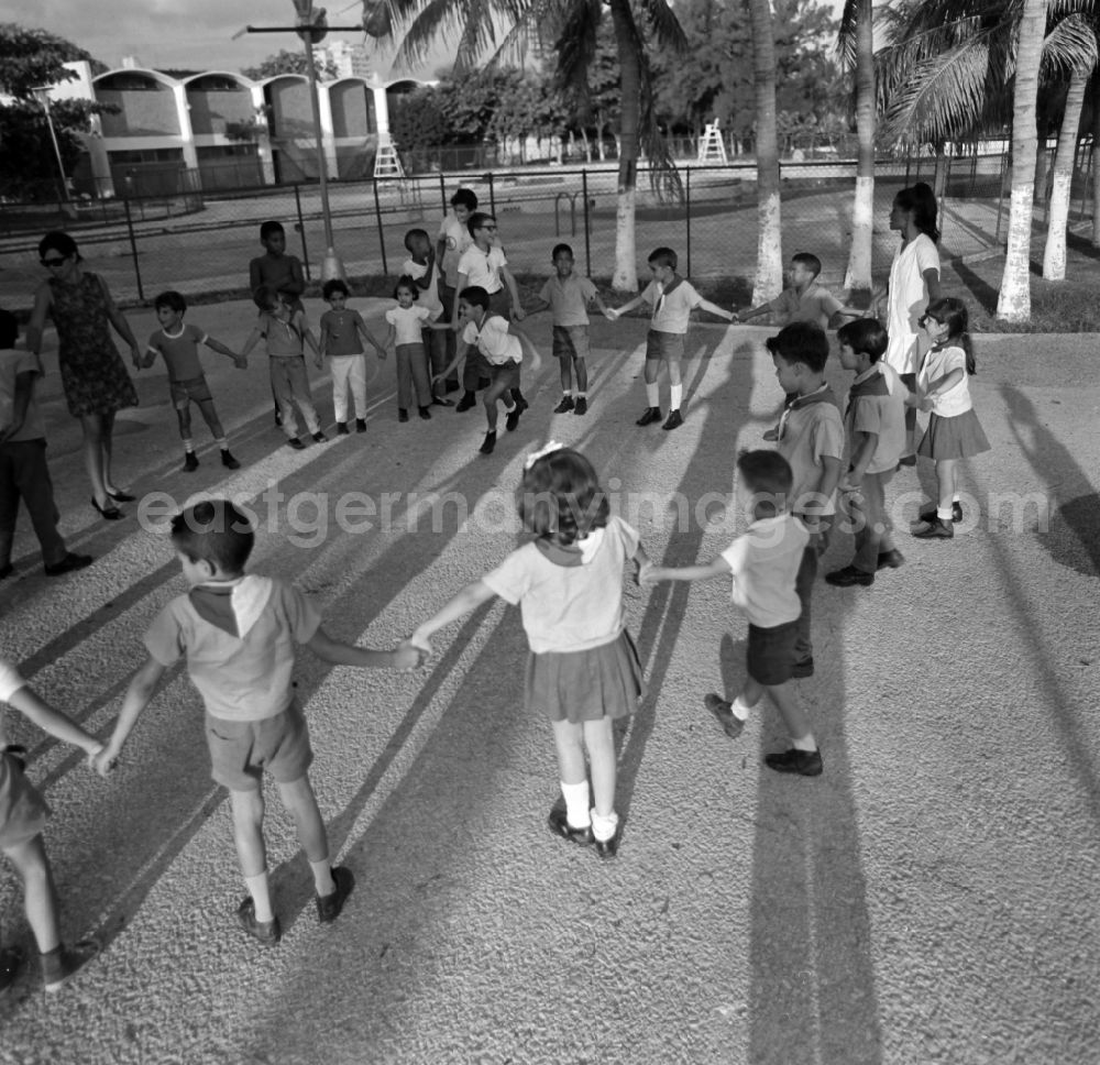 GDR picture archive: Havanna - Kindergarden in Havanna in Cuba