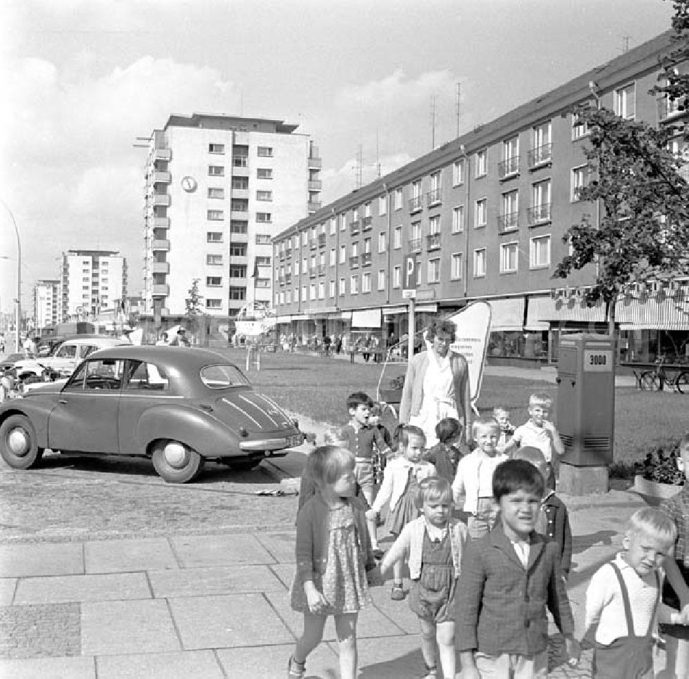 GDR photo archive: Eisenhüttenstadt - Kindergarten-Kinder gehen in der Gruppe auf der Lindenallee spazieren, Auto / Wartburg DKW F9 steht im Hintergrund.