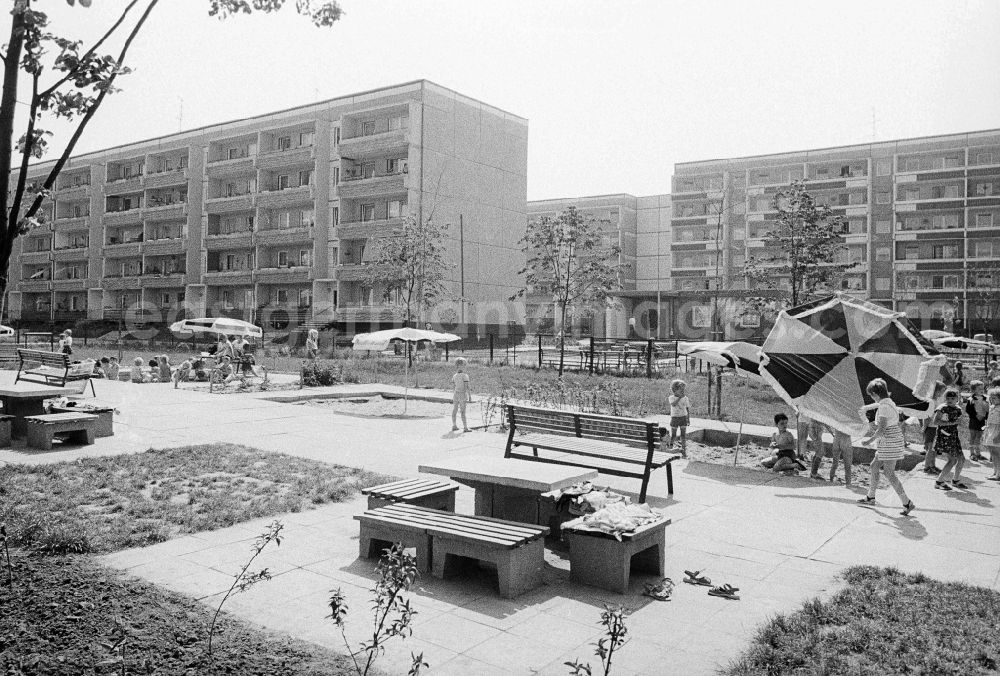 GDR image archive: Magdeburg - Children cooked / day nursery lilac court in the part of town of Olvenstedt in Magdeburg in the federal state Saxony-Anhalt in the area of the former GDR, German democratic republic