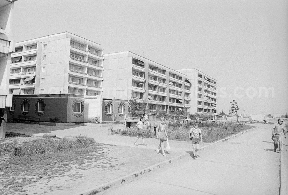 GDR photo archive: Magdeburg - Children cooked / day nursery lilac court in the part of town of Olvenstedt in Magdeburg in the federal state Saxony-Anhalt in the area of the former GDR, German democratic republic