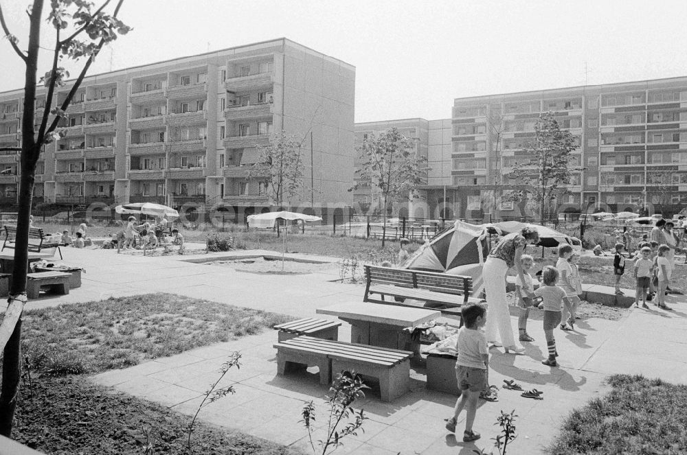 GDR picture archive: Magdeburg - Children cooked / day nursery lilac court in the part of town of Olvenstedt in Magdeburg in the federal state Saxony-Anhalt in the area of the former GDR, German democratic republic
