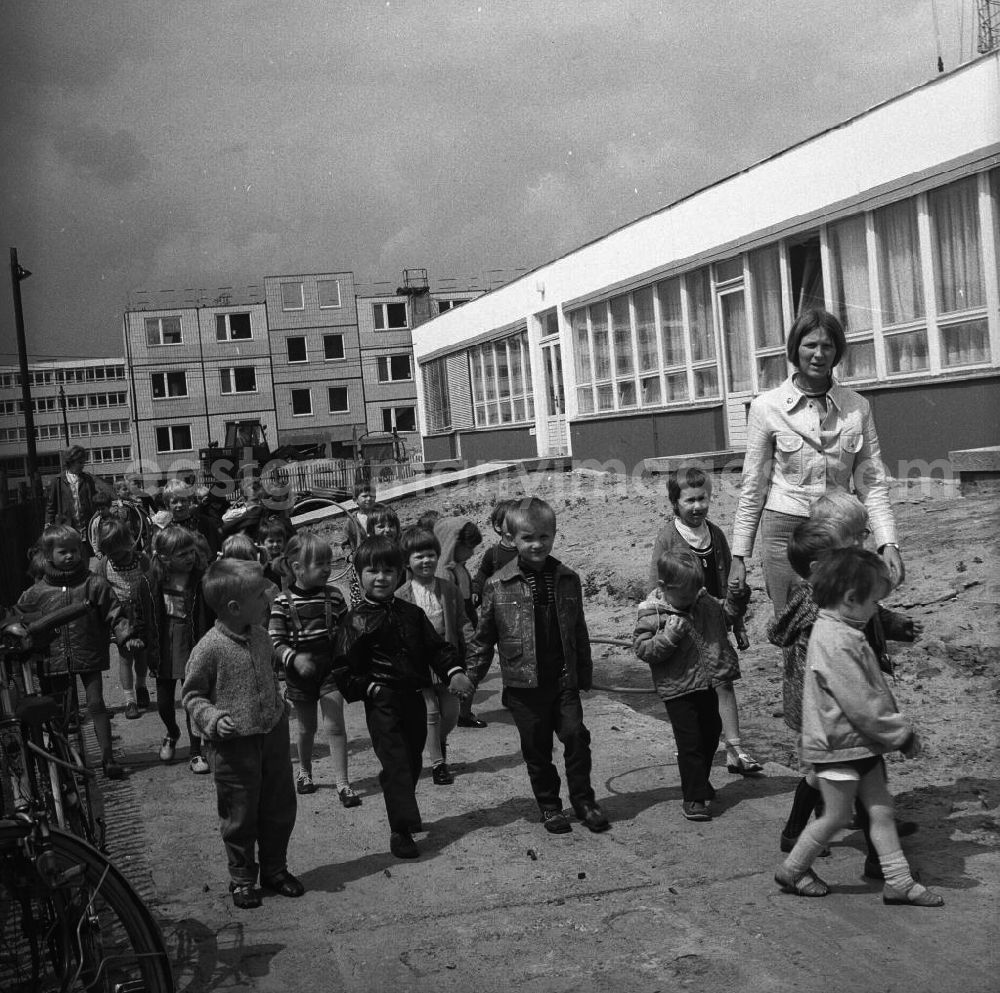 Berlin Köpenick: . Ein Kindergarten / Krippe im Salvador Allende Viertel 1 / Amtsfeldt kurz nach seiner Einweihung. Im Bild eine Kindergruppe während eines Spaziergangs. Baubeginn im Allende-Viertel Köpenick war 1971. In den achtziger Jahren hatte die Neubausiedlung mit ihren 680