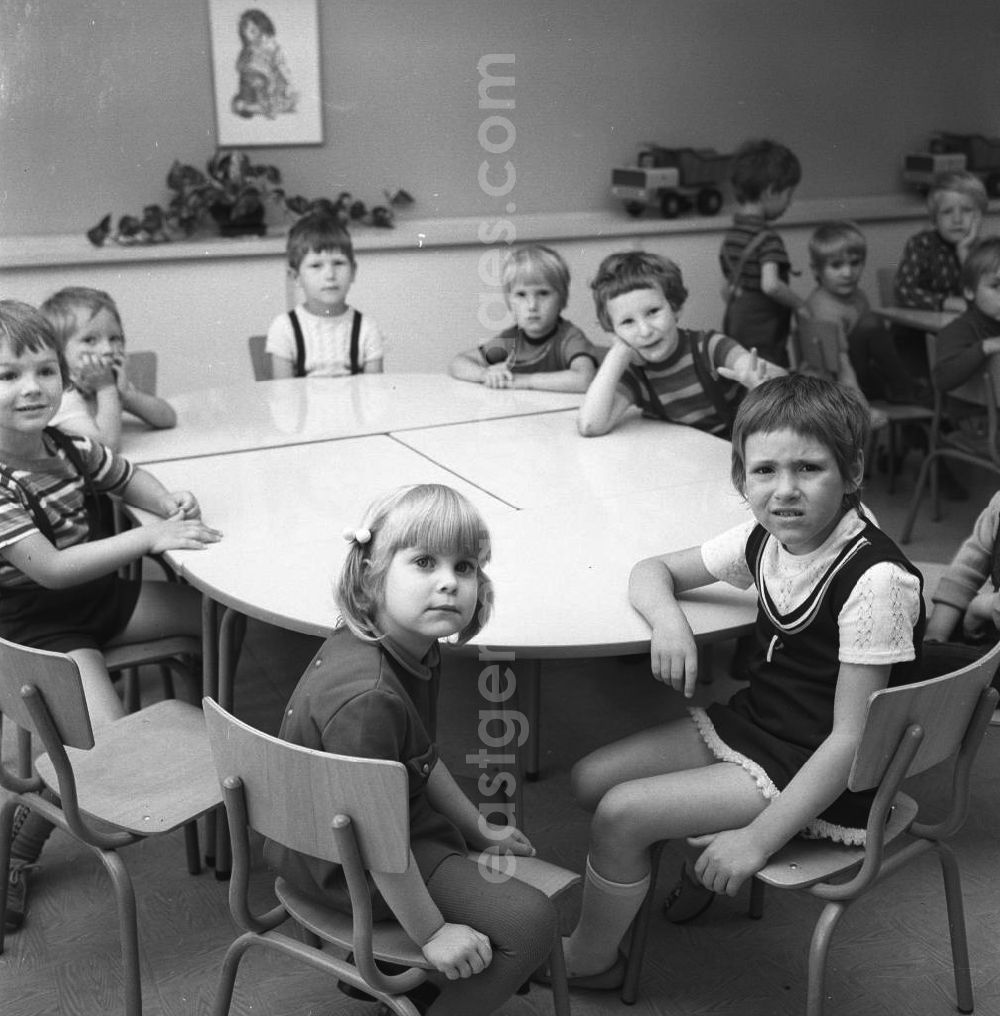 GDR image archive: Berlin-Köpenick - . Ein Kindergarten / Krippe im Salvador Allende Viertel 1 / Amtsfeldt kurz nach seiner Einweihung. Eine Kindergruppe beobachtet neugierig den Fotografen. Baubeginn im Allende-Viertel Köpenick war 1971. In den achtziger Jahren hatte die Neubausiedlung mit ihren 680