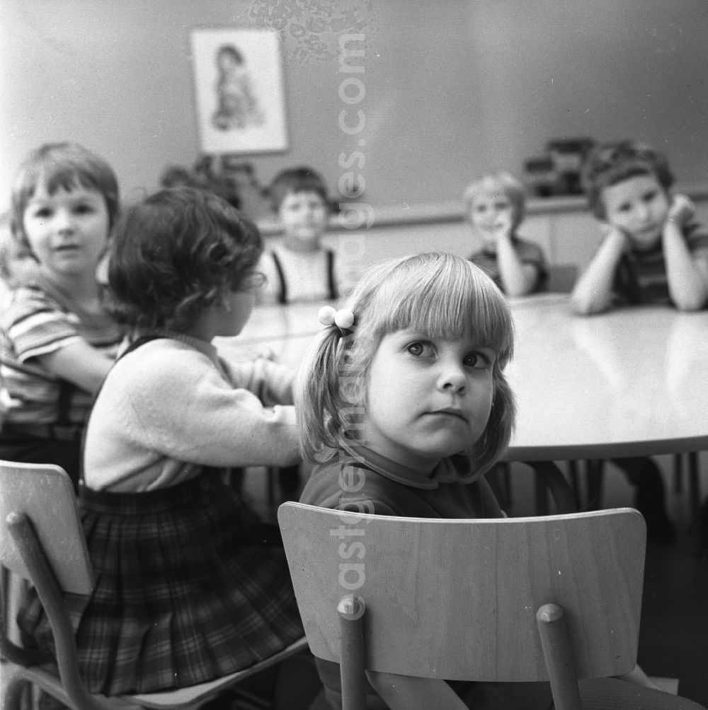 GDR photo archive: Berlin-Köpenick - . Ein Kindergarten / Krippe im Salvador Allende Viertel 1 / Amtsfeldt kurz nach seiner Einweihung. Eine Kindergruppe beobachtet neugierig den Fotografen. Baubeginn im Allende-Viertel Köpenick war 1971. In den achtziger Jahren hatte die Neubausiedlung mit ihren 680