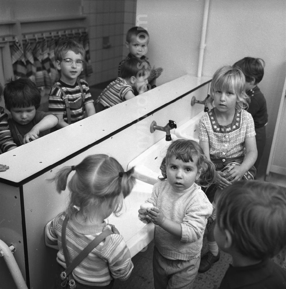 GDR photo archive: Berlin-Köpenick - . Ein Kindergarten / Krippe im Salvador Allende Viertel 1 / Amtsfeldt kurz nach seiner Einweihung. Händewaschen vor dem Mittagessen im Gemeinschaftsbad. Baubeginn im Allende-Viertel Köpenick war 1971. In den achtziger Jahren hatte die Neubausiedlung mit ihren 680