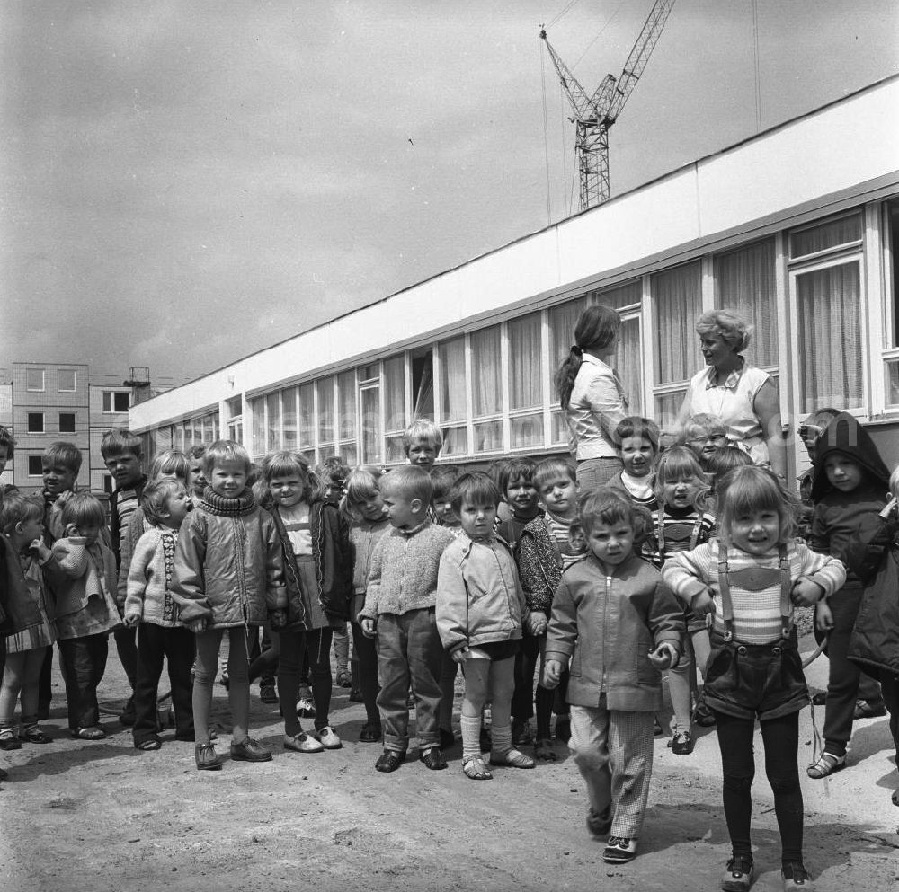 GDR picture archive: Berlin-Köpenick - . Ein Kindergarten / Krippe im Salvador Allende Viertel 1 / Amtsfeldt kurz nach seiner Einweihung. Erzieher und Kinder haben sich zum Gruppenfoto zusammengefunden. Baubeginn im Allende-Viertel Köpenick war 1971. In den achtziger Jahren hatte die Neubausiedlung mit ihren 680