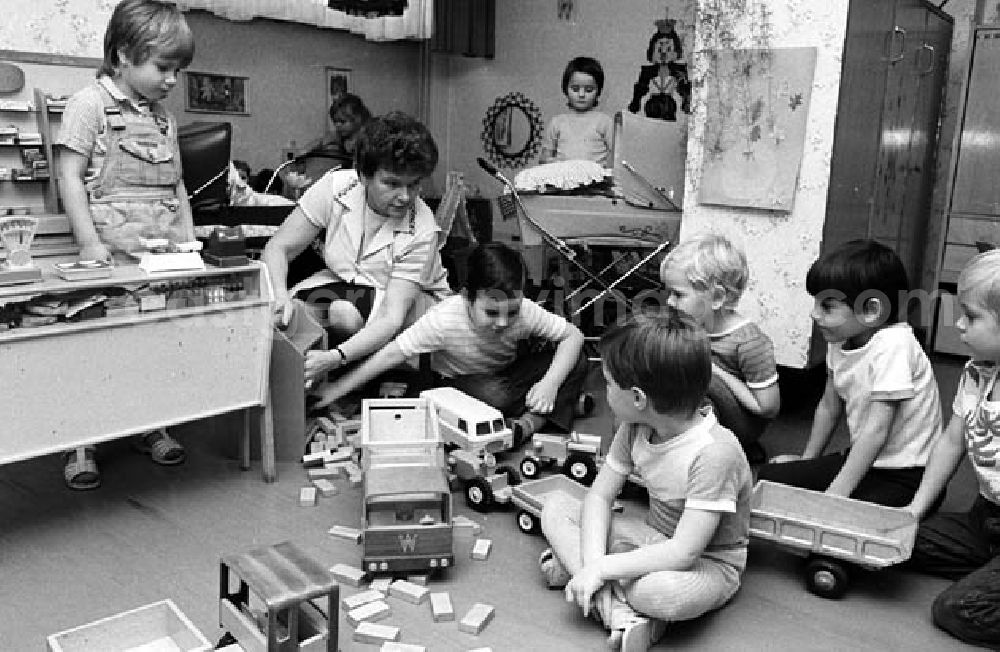 GDR image archive: - 21.11.1986 Kindergartengruppe mit Erzieherin Umschlagnr.: 1268