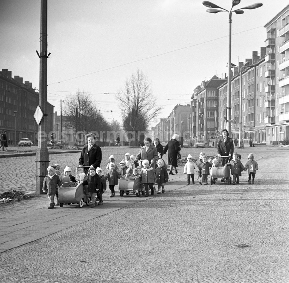 GDR photo archive: Berlin - Friedrichshain - Several groups of kindergarten children on a walk in Berlin - Friedrichshain. The kindergarten children in care at the age of four and had a contract to promote the children to school readiness