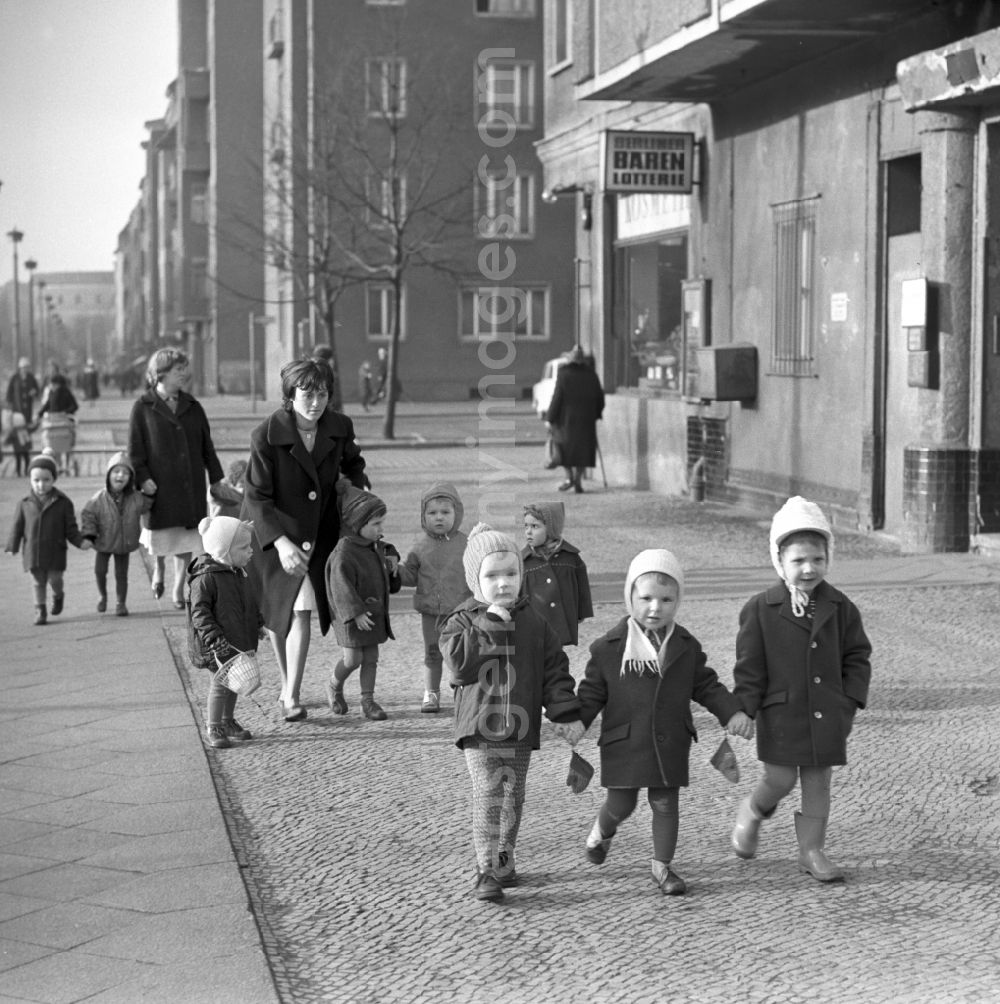 GDR photo archive: Berlin - Friedrichshain - Several groups of kindergarten children on a walk in Berlin - Friedrichshain. The kindergarten children in care at the age of four and had a contract to promote the children to school readiness