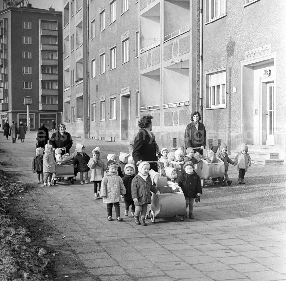 GDR image archive: Berlin - Friedrichshain - Several groups of kindergarten children on a walk in Berlin - Friedrichshain. The kindergarten children in care at the age of four and had a contract to promote the children to school readiness