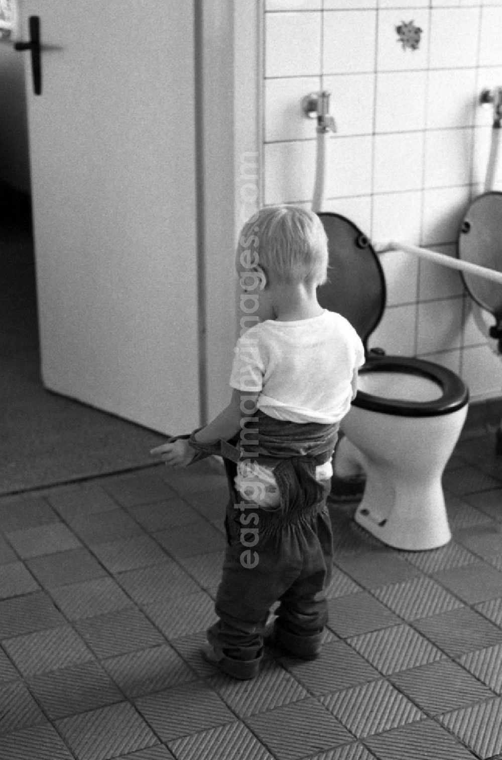 GDR picture archive: Berlin - Toddler go to the lavatory in a day nursery in Berlin Eastberlin on the territory of the former GDR, German Democratic Republic