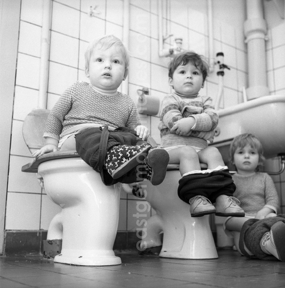 Silbitz: Everyday life in a baby cot in Silbitz in today s state of Thuringia. Children sit on the lavatory and the potty